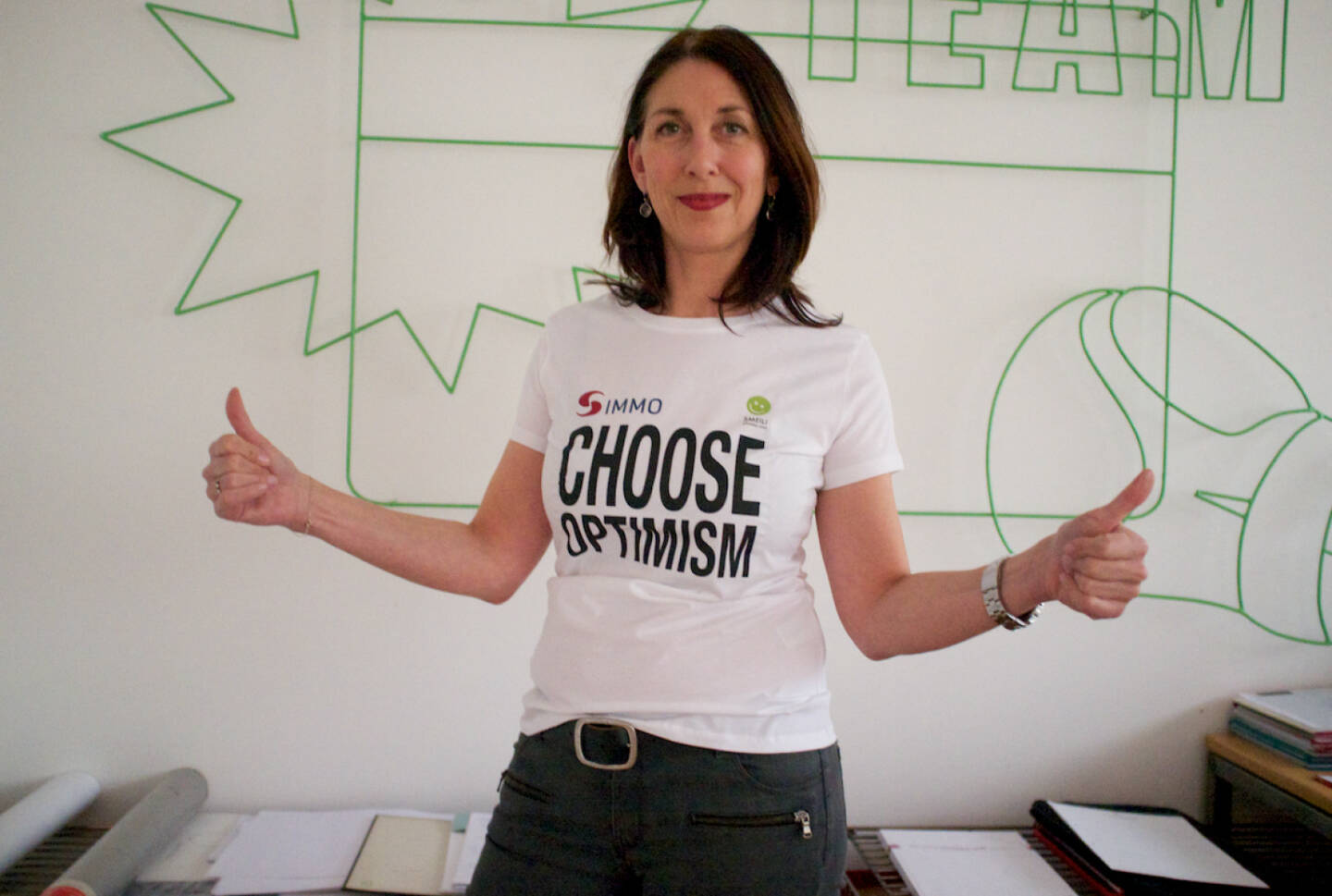Sabina Haas (sabinahaas.at) Choose Optimism, Shirt in der S Immo / Smeil-Edition