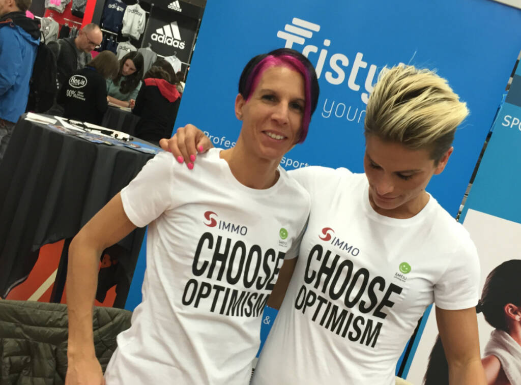 Conny Köpper, Elisabeth Niedereder (Tristyle Runplugged Runners) Choose Optimism, Shirt in der S Immo / Smeil-Edition, © Diverse Fotografen / Aktion wurde vom Börse Express 2014 an photaq/BSN übetragen (16.03.2015) 