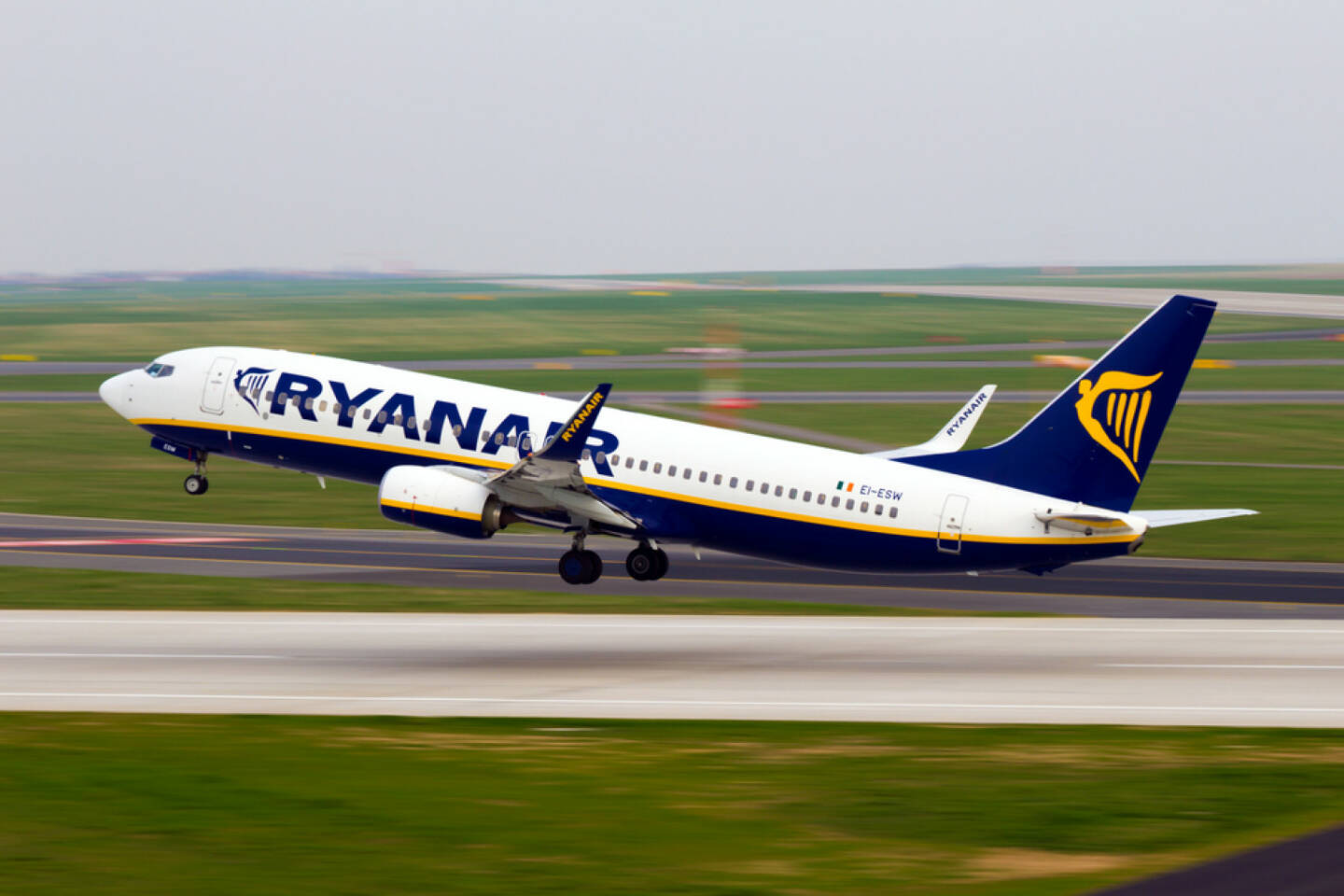 Ryanair, Fluglinie, Flugzeug, fliegen, abheben, <a href=http://www.shutterstock.com/gallery-927373p1.html?cr=00&pl=edit-00>Senohrabek</a> / <a href=http://www.shutterstock.com/editorial?cr=00&pl=edit-00>Shutterstock.com</a>, Senohrabek / Shutterstock.com