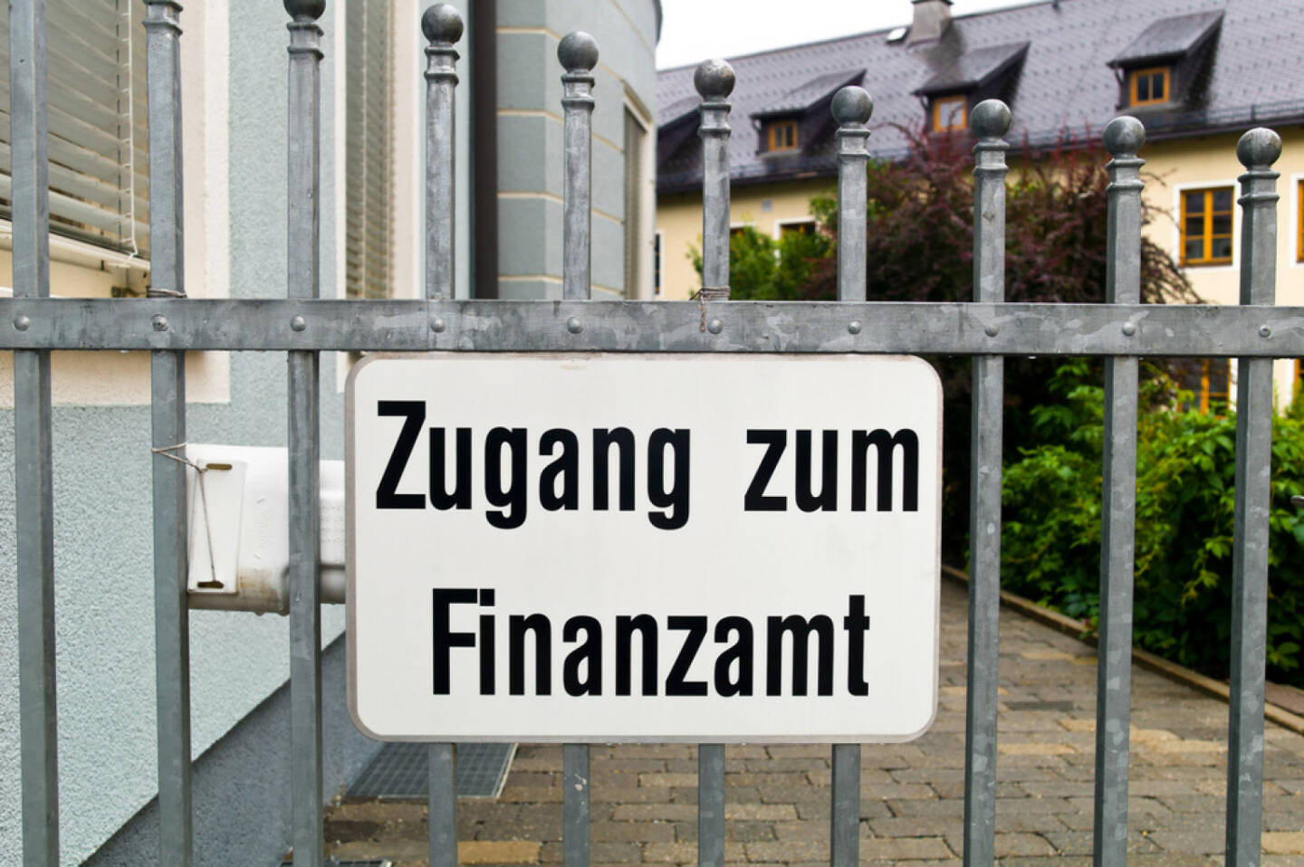 Zugang zum Finanzamt, Finanzamt, Steuer, Steuern, Steuerreform, http://www.shutterstock.com/de/pic-170406695/stock-photo-access-to-a-tax-office-is-blocked-by-a-gate.html