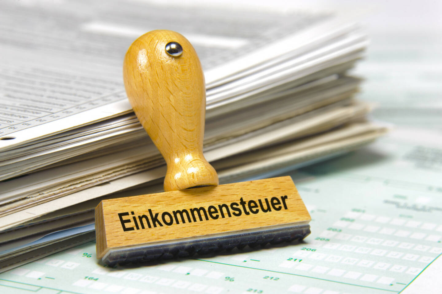 Einkommenssteuer, http://www.shutterstock.com/de/pic-200308751/stock-photo-income-tax-marked-on-german-rubber-stamp.html