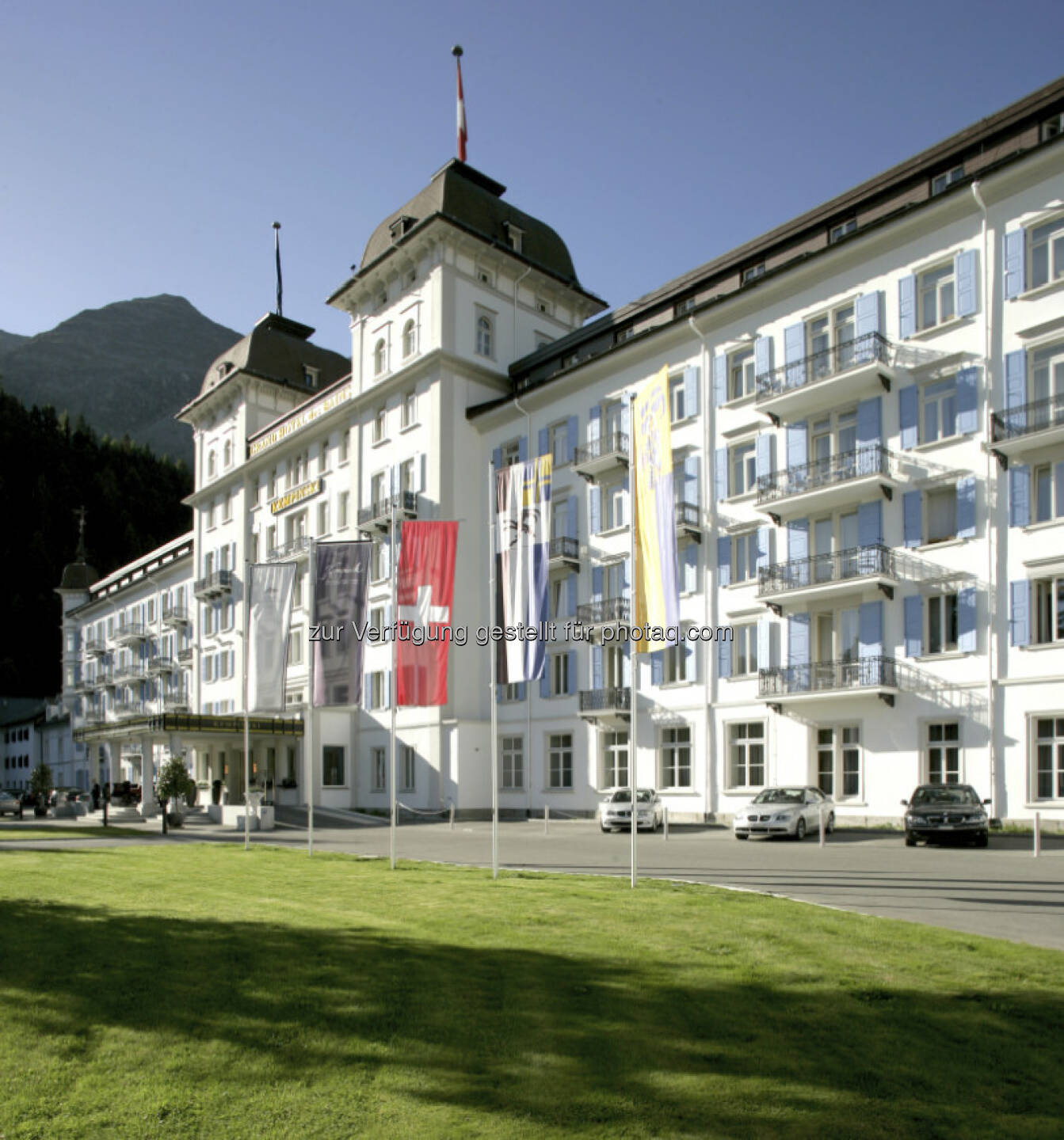 Bild 3: Die Immofinanz Group hat einen Kaufvertrag über 100% der Anteile an der Schweizer Les Bains de St. Moritz Holding AG, Eigentümerin des Kempinski Grand Hotel des Bains, unterzeichnet und zieht sich damit weiter aus dem nicht zum Kerngeschäft zählenden Hotelbereich zurück. Käufer ist ein internationaler Investor, die Transaktion erfolgte über Buchwert. Das Closing findet voraussichtlich im März 2013 statt, über weitere Details wurde Stillschweigen vereinbart (c) Immofinanz