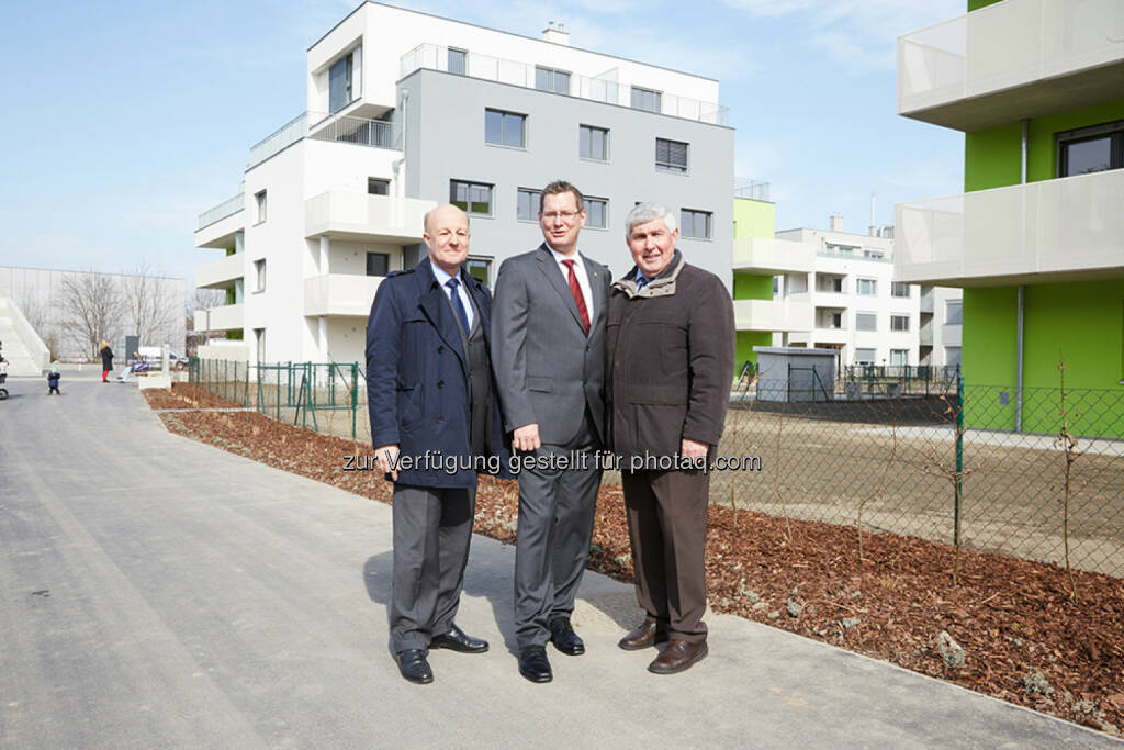 Stephan Jainöcker (Mischek), Bezirksvorsteher Georg Papai, Bezirksrat Ferdinand Lesmeister: Bezirksvorsteher Georg Papai begrüßt neue Wohnungseigentümerschaft in Floridsdorf, Copyright: Yannik Steer, © Aussender (18.03.2015) 