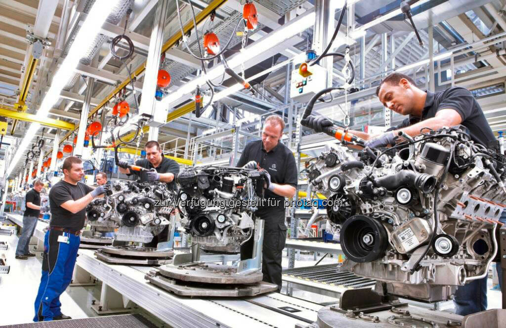 Montage von Benzinmotoren im Mercedes-Benz Werk Untertürkheim. Mercedes-Benz Werk Untertürkheim wird Hightech-Standort., © Aussendung (18.03.2015) 