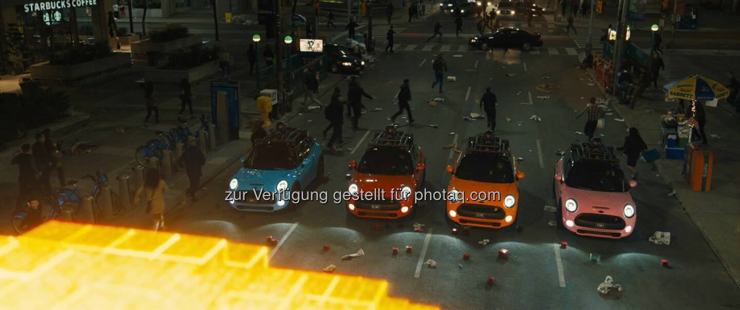 BMW: Sony Pictures bringt am 30. Juli mit Pixels einen neuen Film in die deutschen Kinos, in dem der Mini eine besondere Rolle spielt – als Gegenspieler des Bösen, gefahren von den vier Hauptdarstellern Adam Sandler, Peter Dinklage, Denis Akiyama und Josh Gad. © 2015 CTMG, Inc.