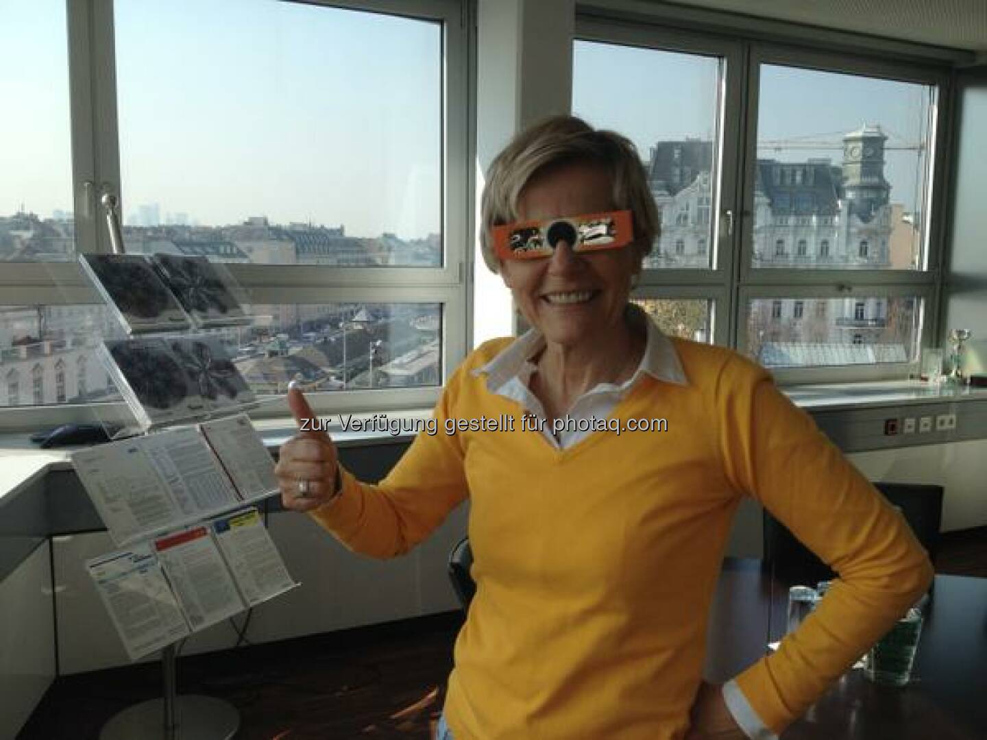 S Immo - Eine #Sonnenfinsternis Brille für 30 Mitarbeiter - das ist Teambuilding :-) http://twitter.com/simmoag/status/578841064989179904/photo/1  Source: http://facebook.com/simmoag