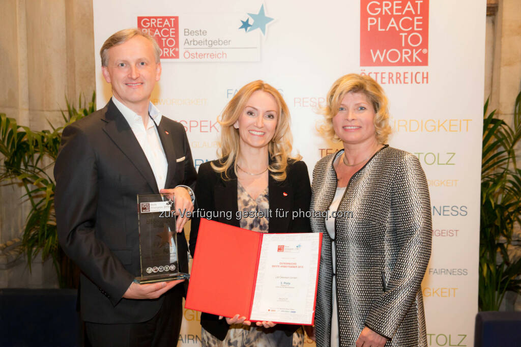 Alexander Deopito (Vorsitzender der Geschäftsleitung), Lydia Kaltenbrunner (Geschäftsbereichsleitung Personal) mit Doris Palz (Managing Director von Great Place to Work): Lidl Österreich GmbH: Lidl Österreich erneut unter den besten Arbeitgebern Österreichs, © Aussendung (20.03.2015) 