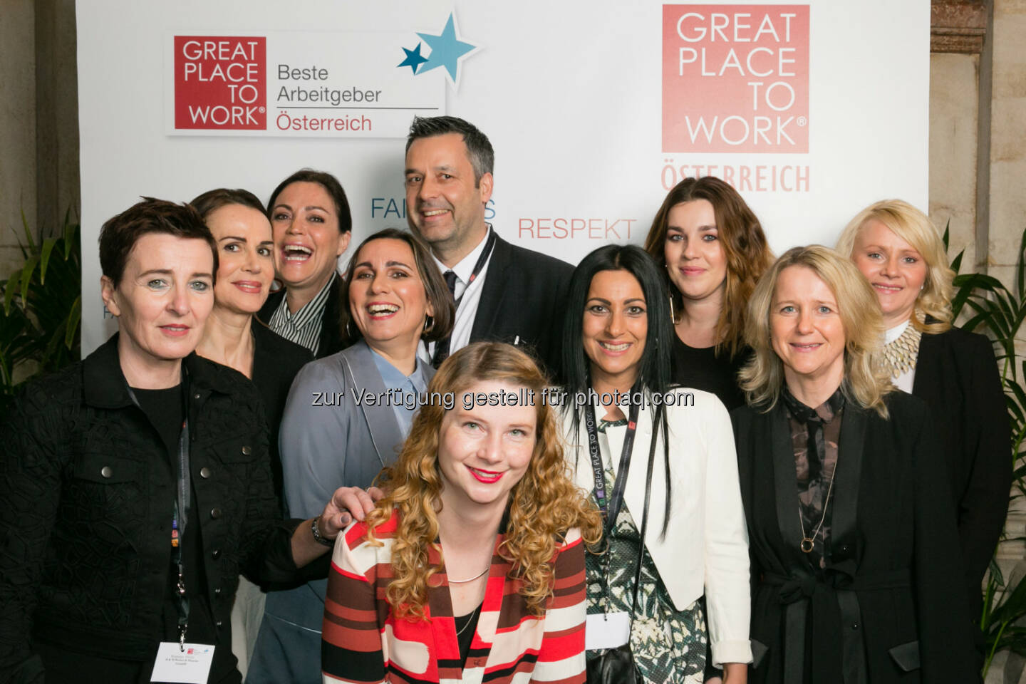 Walpurga Pfeifer (Store Managerin Krems), Hilda Grandits (PR/Marketing Managerin H&M Österreich, Slowenien, Kroatien und Serbien) Claudia Oszwald (Country Managerin H&M Österreich, Slowenien, Kroatien und Serbien), Alka Egger (HR Managerin H&M Österreich, Slowenien, Kroatien und Serbien), Caroline Weber (Communication & Press Department H&M Österreich), Christian Wapelhorst (Area Manager, Area 3 Österreich), Nathalie Gugg (Store Managerin Salzburg), Aleksandra Filipov (CFO H&M Österreich, Slowenien, Kroatien und Serbien), Bettina Walker (Store Managerin Spittal), Nicole Fidelak (HR Department H&M Österreich, Slowenien, Kroatien und Serbien): H&M Österreich von Great Place to Work ® als Beste Arbeitgeber 2015 ausgezeichnet