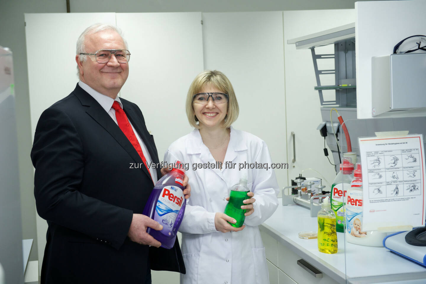 Alfred Smyrek (Werksleiter Wien) und Olga Pogodina (R&D): Henkel Central Eastern Europe: Henkel gewinnt Umweltpreis der Stadt Wien