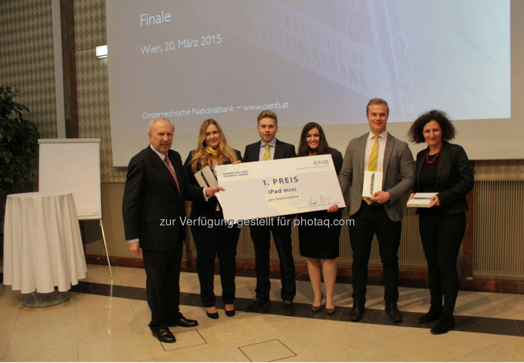 OeNB-Gouverneur Ewald Nowotny gratuliert dem Siegerteam der VBS Mödling des OeNB/EZB-Schulwettbewerb, © Aussendung (23.03.2015) 
