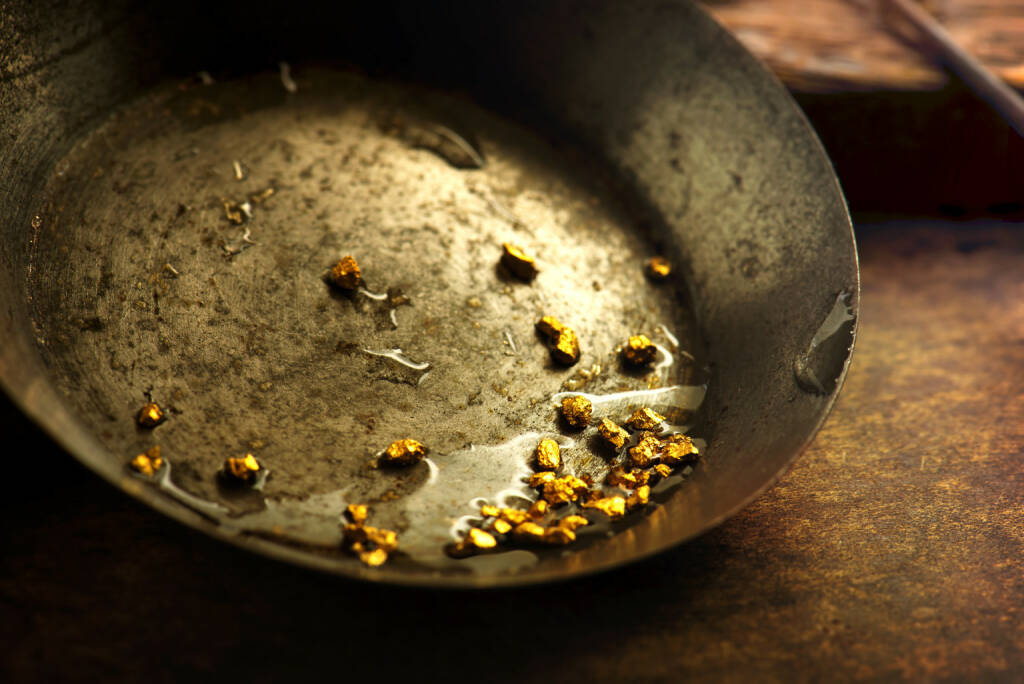 Gold, Pfanne, Gold-Waschen, Nuggets http://www.shutterstock.com/de/pic-220523407/stock-photo-finding-gold-gold-panning-or-digging-gold-on-wash-pan.html, © www.shutterstock.com (24.03.2015) 