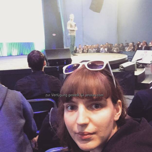 Ein Selfie mit Mark Zuckerberg. Kann man mal machen. - Teresa Hammerl, Facebook F8 2015 http://www.fillmore.at/lifestyle/das-war-mein-tag-auf-der-facebook-konferenz-f8/ (26.03.2015) 