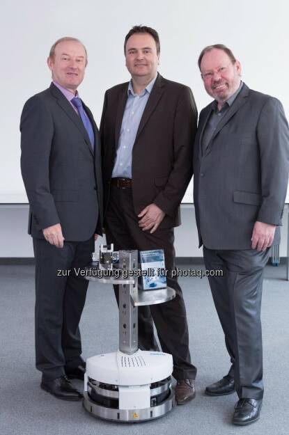 Erich Markl, Studiengangsleiter Internationales Wirtschaftsingenieurwesen und Leiter der Instituts für Advanced Engineering Technologies an der Fachhochschule Technikum Wien, Rainer Ostermann, Country Manager Festo Österreich; Hermann Studnitzka, Leitung Didactic Concepts Festo Österreich: Zwei Robotinos Premium Edition werden in der „digialen Fabrik der Zukunft“ der FH Technikum Wien zum Einsatz kommen., © Aussendung (27.03.2015) 