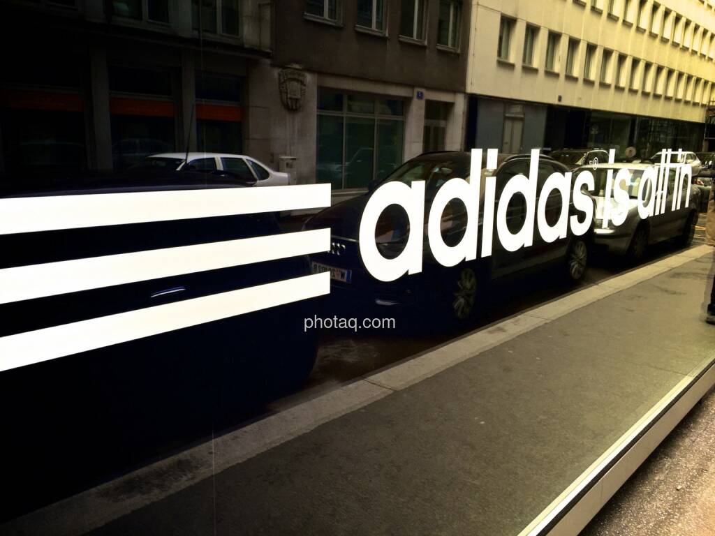 adidas is all in, Auslage, spiegeln, © photaq.com (30.03.2015) 