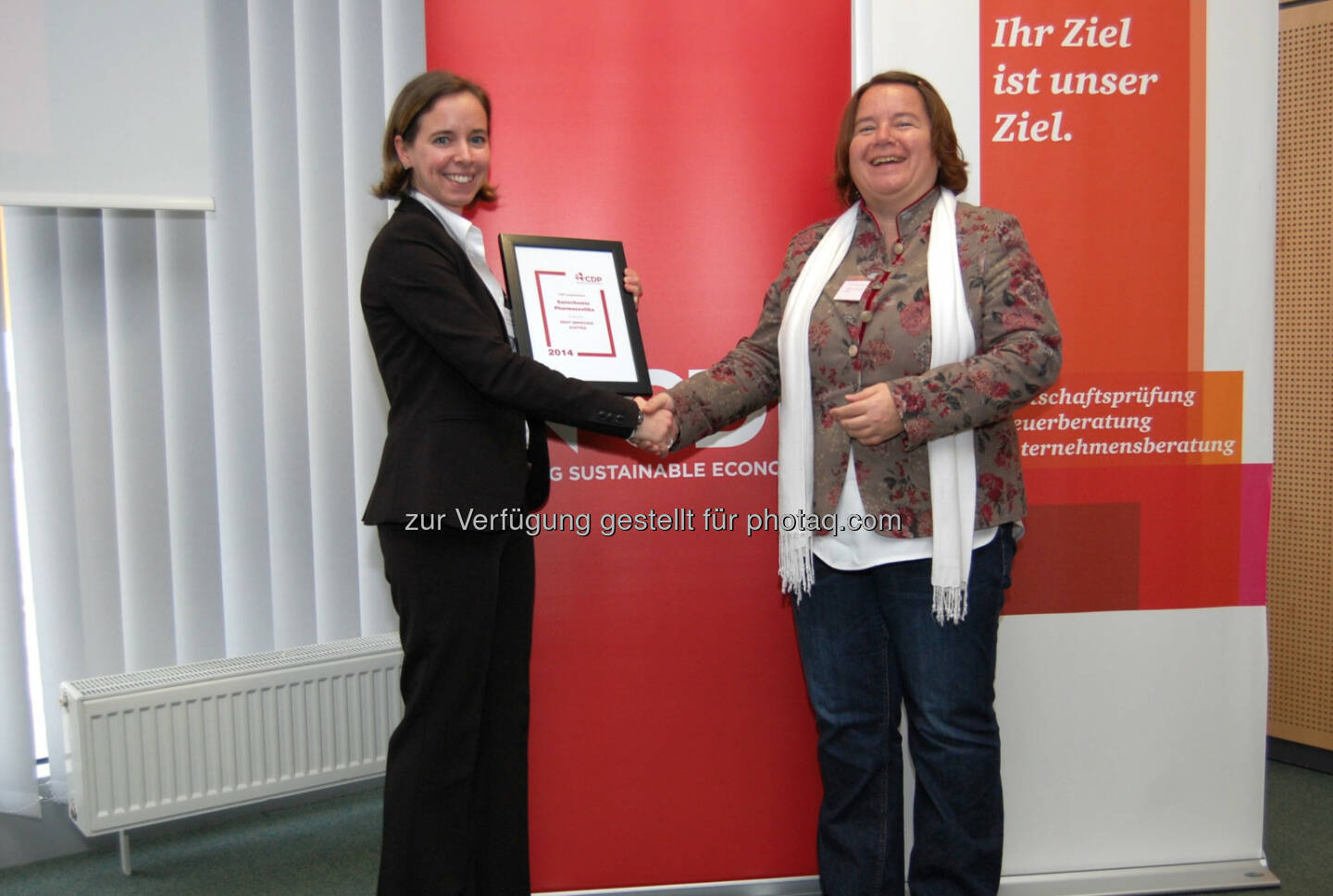 Sanochemia erhält Auszeichnung als Best Improver beim CDP Klimawandel Reporting: Susan Dreyer (re.) überreichte den Preis an  Bettina Zuccato von Sanochemia (Foto: Press'n'Relations Austria Gmb).