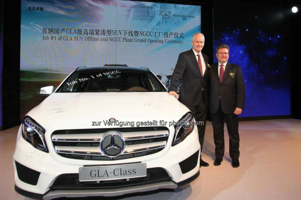 Hubertus Troska (Vorstandsmitglied der Daimler AG) und Frank Deiss (Präsident und CEO von Bbac) bei der feierlichen Eröffnung des neuen Kompaktwagen-Werks in Peking., © Aussendung (09.04.2015) 