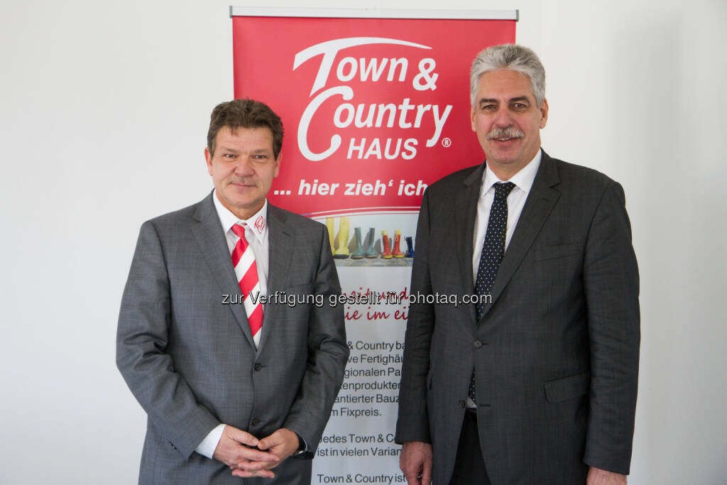 Manfred Fangmeyer, Geschäftsführer Town & Country Haus Österreich, Finanzminister Hans Jörg Schelling: Town & Country Haus: Finanzminister Schelling zu Gast bei Town & Country Haus, © Aussender (11.04.2015) 