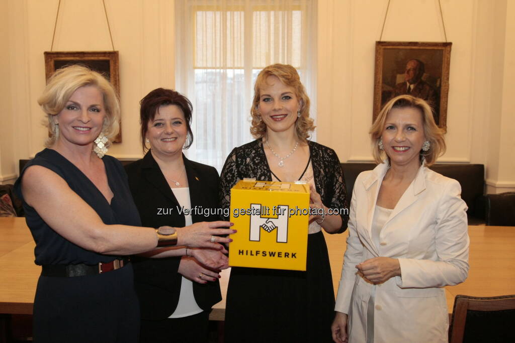 Barbara Feldmann (Vorsitzende Annemarie-Imhof-Komitee), Sabine Geringer (Geschäftsführerin Wiener Hilfswerk), KS Elīna Garanča, Karin Praniess-Kastner (Präsidentin Wiener Hilfswerk): Hilfswerk: Glamouröser Benefizabend mit Weltstar Elīna Garanča, © Aussender (13.04.2015) 