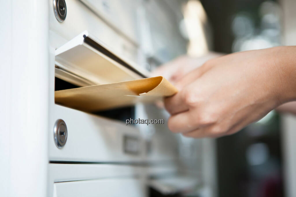 Briefkasten, Brief, aufgeben, Post, Mailbox, schreiben, http://www.shutterstock.com/de/pic-156790661/stock-photo-close-up-of-woman-s-hand-holding-envelope-and-inserting-in-mailbox.html (13.04.2015) 