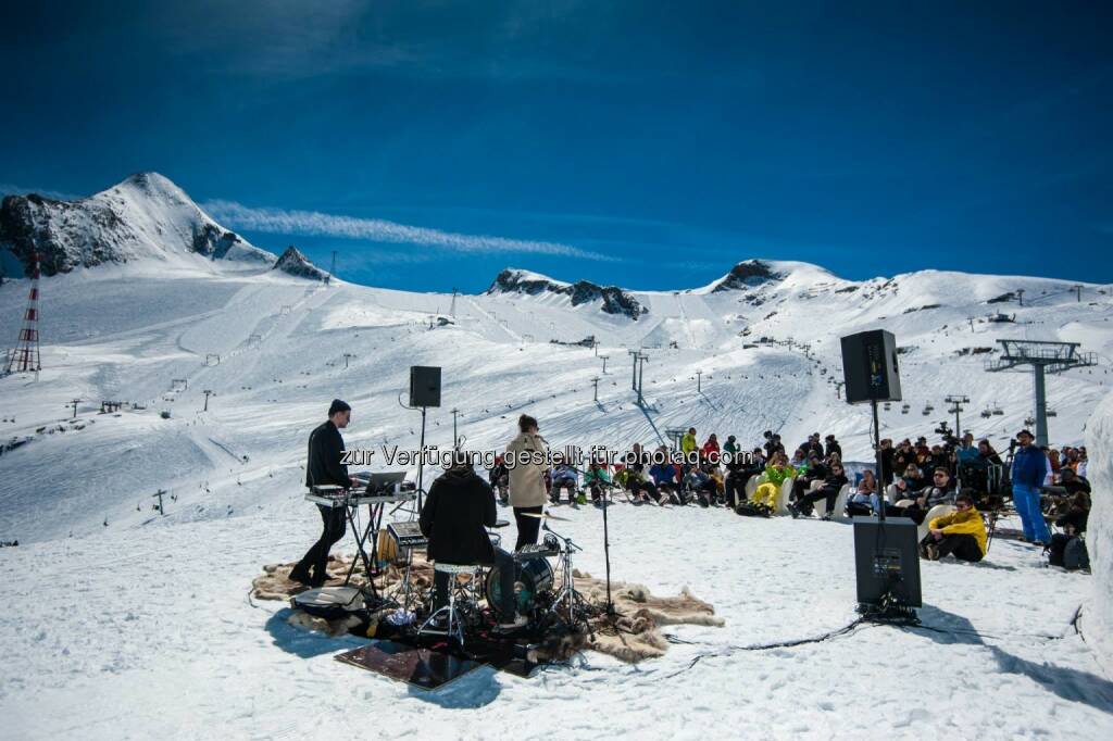 Lea Santee und Philipp Kohlweg live auf 2.600 Meter Höhe auf dem Kitzsteinhorn in Zell am See-Kaprun, © Aussender (13.04.2015) 