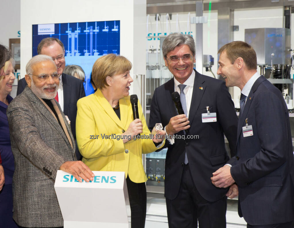 Bundeskanzlerin Angela Merkel und der indische Ministerpräsident Narendra Modi sprachen mit Siemens-Vorstand Joe Kaeser und Vorstandsmitglied Klaus Helmrich auf der Hannover Messe.

, © Aussender (14.04.2015) 