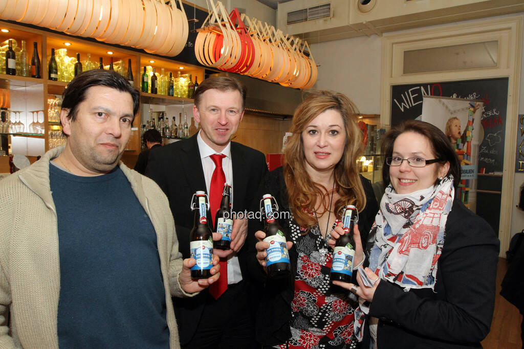 Michael Strausz (Journalist & PR), Albert Reiter CFA, MBA  (e-fundresearch.com – Managing Director), Regina Haberhauer (Erste Group – Marketing & Eventmanagement ESPA), Christine Weisshappel (Erste Immobilien KAG – Assistenz) -  Eisstockschiessen mit der Erste Immobilien KAG , © Herbert Gmoser für finanzmarktfoto.at (21.02.2013) 