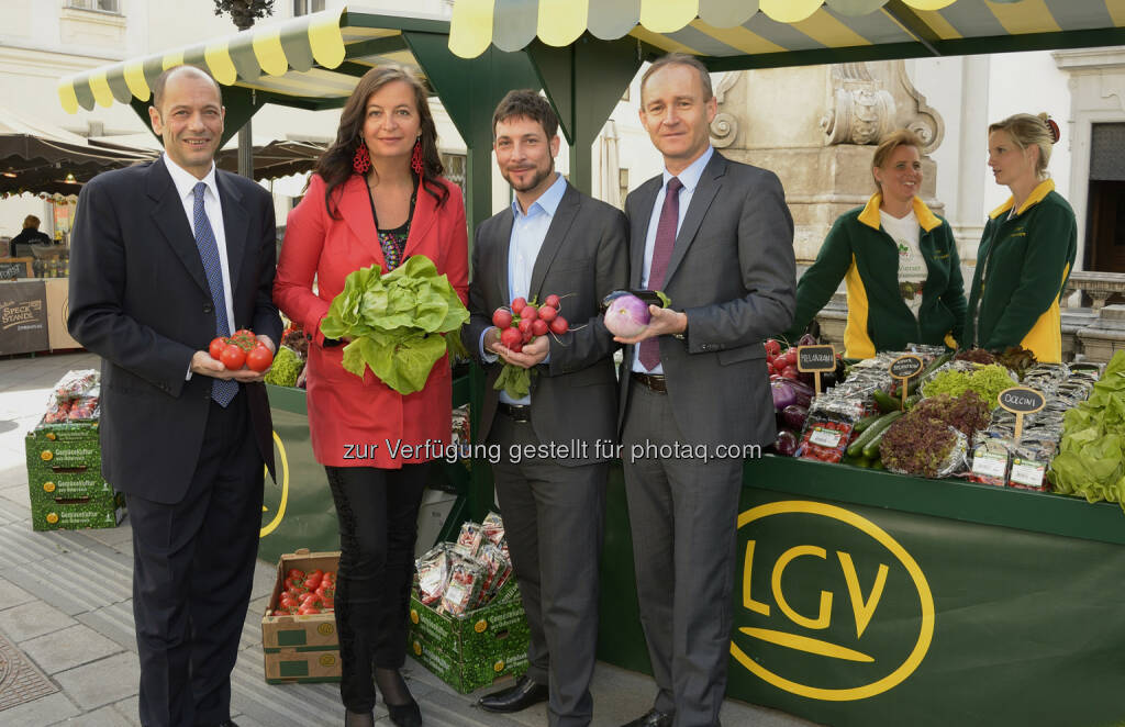 LGV-Vorstand König, Umweltstadträtin Ulli Sima, Bezirksvorsteher Mariahilf Markus Rumelhart, LGV- Aufsichtsratvorsitzender Robert Fitzthum: LGV-Frischgemüse Wien reg. Gen. m.b.H.: LGV-Frischgemüse: „Wir haben wieder Saison.“, © Aussender (15.04.2015) 