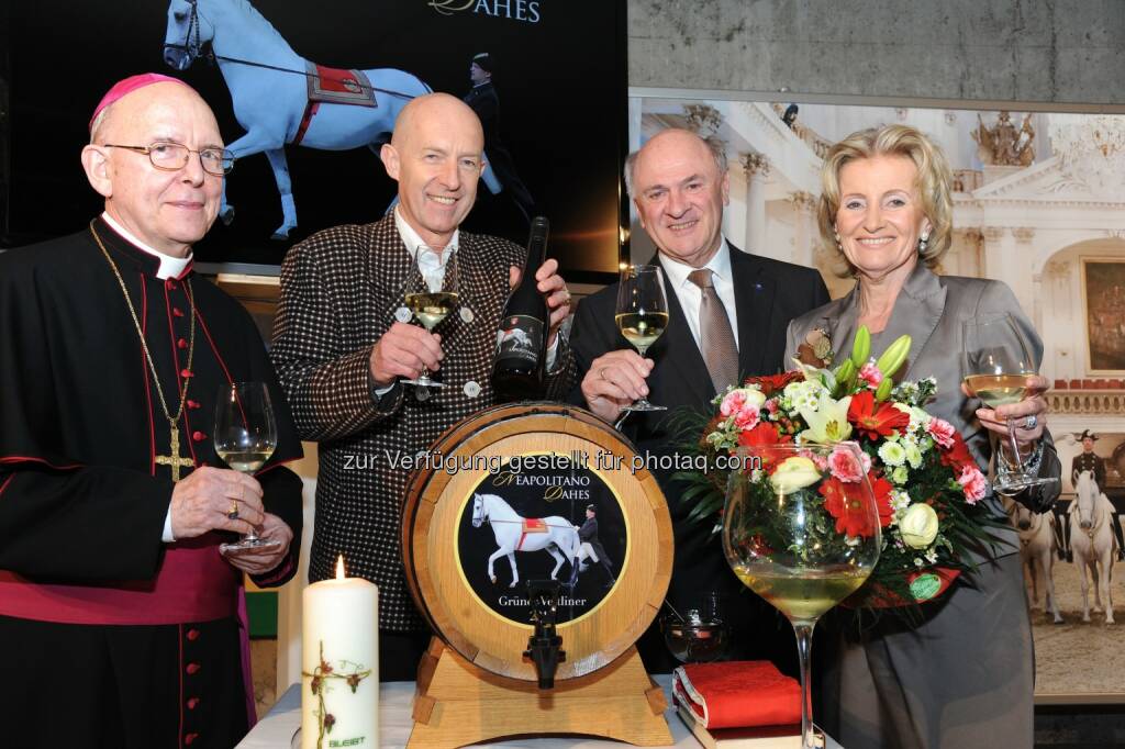 Diözesanbischof Klaus Küng, Winzer Krems-Geschäftsführer Franz Ehrenleitner, Landeshauptmann Erwin Pröll sowie Elisabeth Gürtler, Generaldirektorin der Spanischen Hofreitschule: Winzer Krems eG: Grüner Veltliner der Winzer Krems wurde nach Lipizzaner-Hengst benannt, © Aussender (16.04.2015)