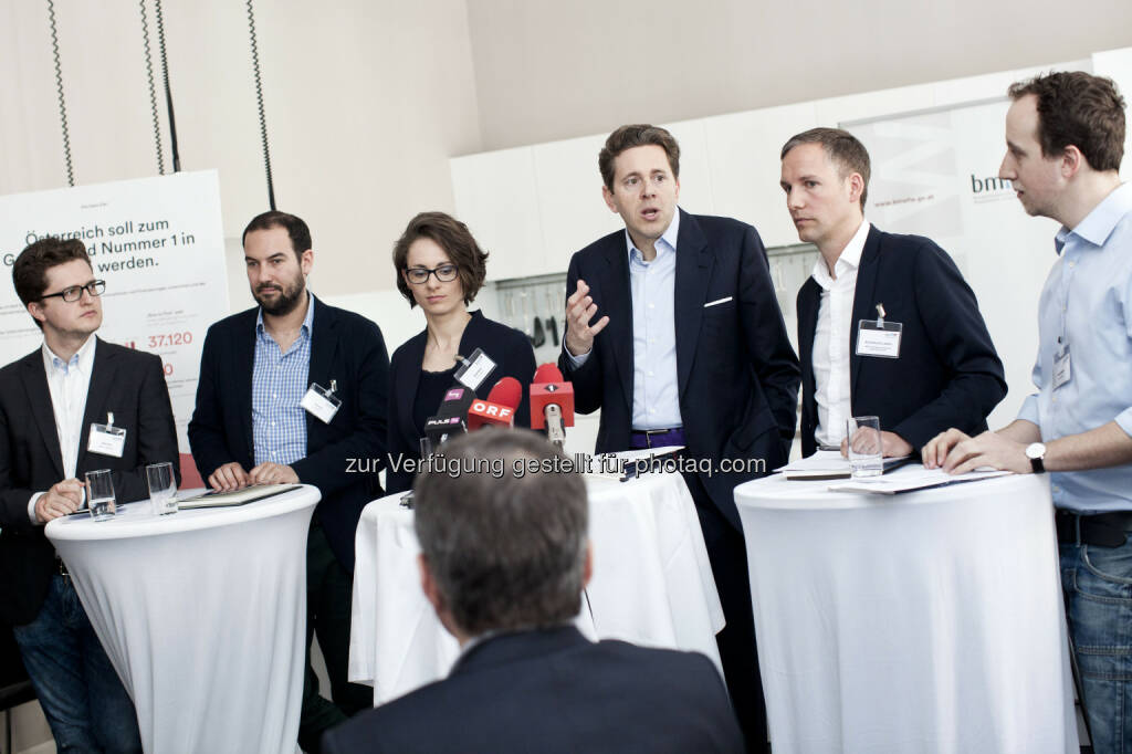 Christoph Jeschke (Austrian Startups), Andreas Tschas (Pioneers), Katharina Norden (Three Coin), Staatssekretär Harald Mahrer, Herbert Rohrmair-Lewis (Junge Wirtschaft) und Matthias Reisinger (Impact Hub): Bundesministerium für Wissenschaft, Forschung und Wirtschaft: Mahrer: Österreich soll Gründerland Nr. 1 in Europa werden, © Aussender (16.04.2015) 