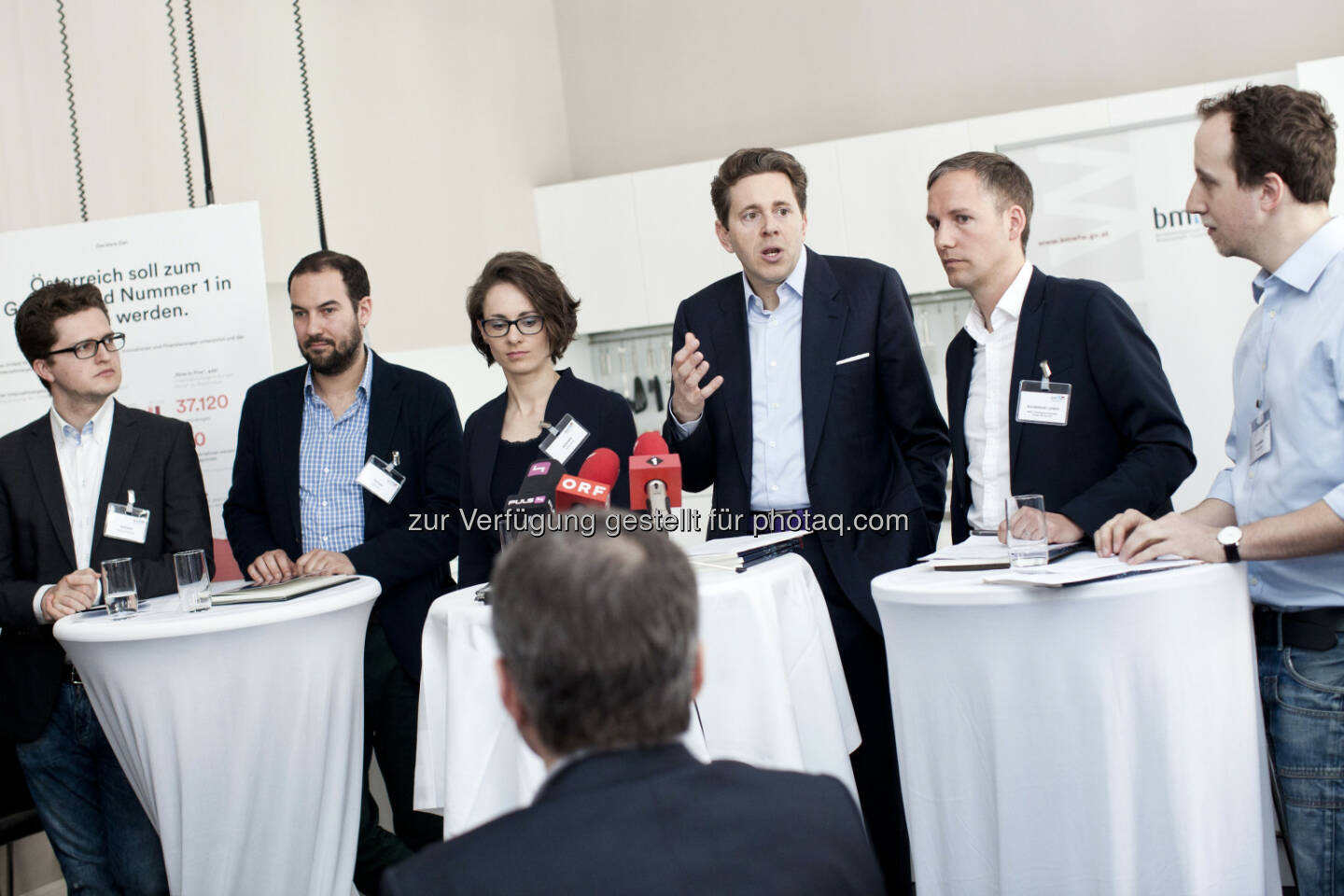 Christoph Jeschke (Austrian Startups), Andreas Tschas (Pioneers), Katharina Norden (Three Coin), Staatssekretär Harald Mahrer, Herbert Rohrmair-Lewis (Junge Wirtschaft) und Matthias Reisinger (Impact Hub): Bundesministerium für Wissenschaft, Forschung und Wirtschaft: Mahrer: Österreich soll Gründerland Nr. 1 in Europa werden