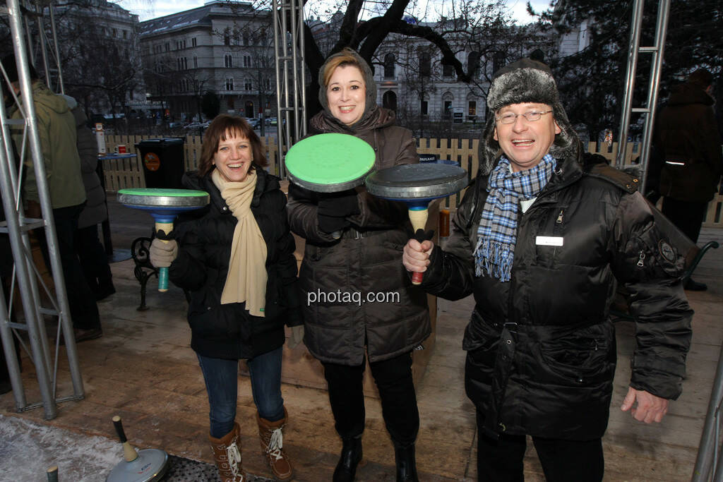 Eveline Gratzer, Regina Haberhauer, Dieter Kerschbaum - Eisstockschiessen mit der Erste Immobilien KAG , © Herbert Gmoser für finanzmarktfoto.at (21.02.2013) 