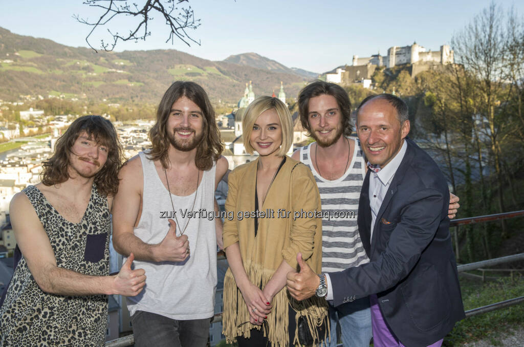 Markus Christ, Dominic Muhrer, Polina Gagarina, Florian Meindl, Leo Bauernberger: SalzburgerLand Tourismus: The Makemakes treffen Polina Gagarina in Salzburg, Foto: SLT/Kolarik, © Aussender (17.04.2015) 