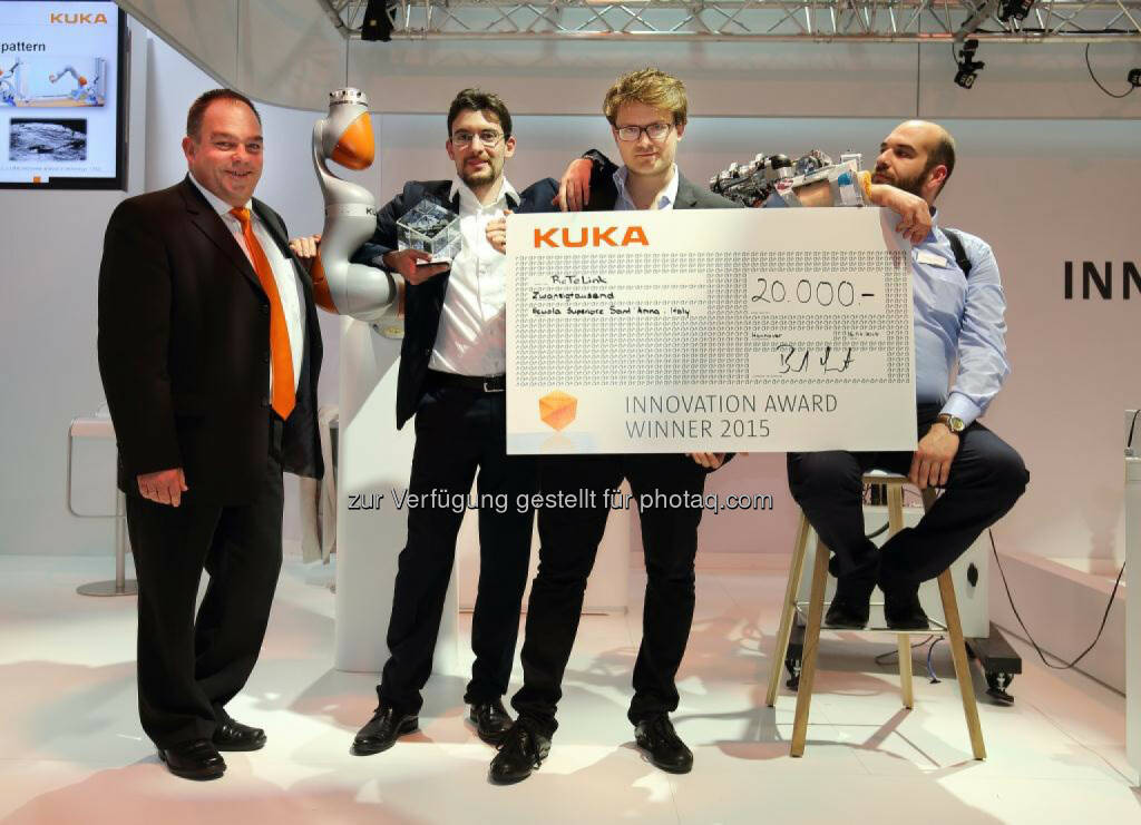 Bernd Liepert, Kuka Chief Innovation Officer, mit dem Siegerteam des Kuka Innovation Award, © Aussendung (17.04.2015) 