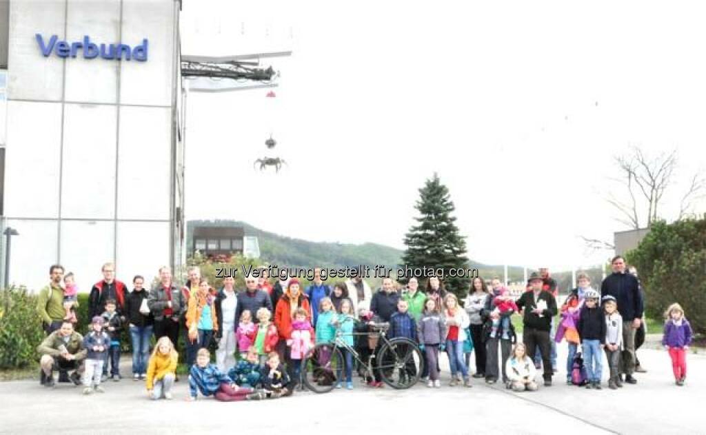 Verbund - Respekt! Junge und Junggebliebene aus St. Andrä und Stockerau ließen sich vom Aprilwetter nicht abschrecken und eröffnete die Fahrradsaison auf der Betty-Bernstein-Kinderradroute mit Zwischenstopp beim Kraftwerk Greifenstein.  Source: http://facebook.com/verbund, © Aussender (19.04.2015) 