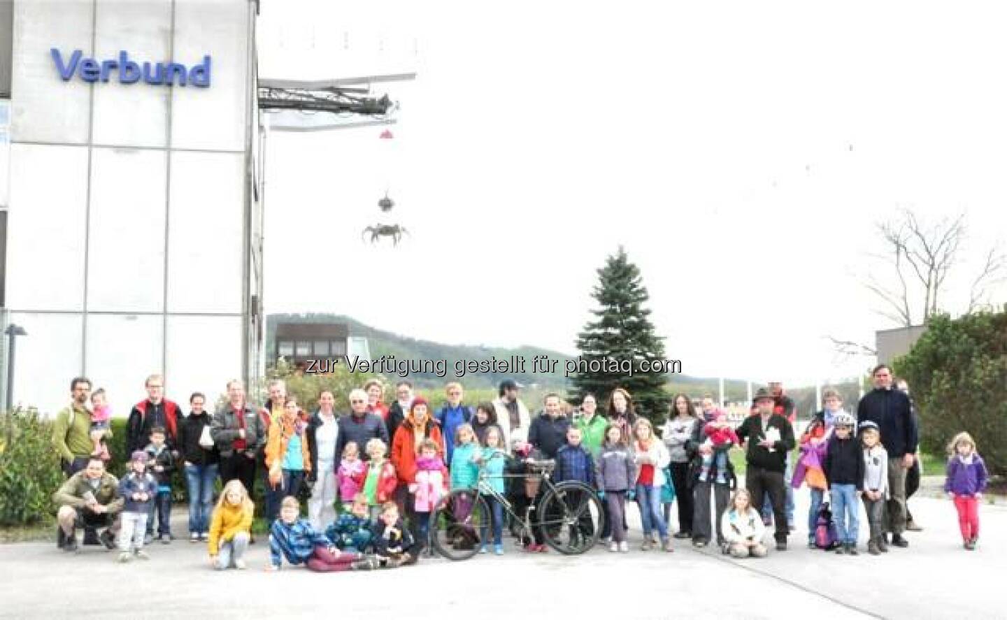 Verbund - Respekt! Junge und Junggebliebene aus St. Andrä und Stockerau ließen sich vom Aprilwetter nicht abschrecken und eröffnete die Fahrradsaison auf der Betty-Bernstein-Kinderradroute mit Zwischenstopp beim Kraftwerk Greifenstein.  Source: http://facebook.com/verbund