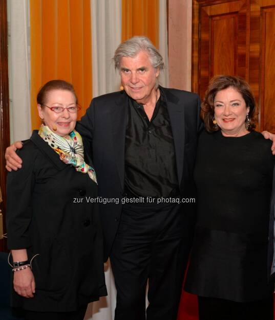 Gerichts-Psychologin Eva Resinger, Peter Simonischek, Moderatorin Johanna Zugmann: Eva Resinger diskutierte auf Einladung von Bank Austria Vorstandsvorsitzendem Willibald Cernko mit Peter Simonischek im Barocksaal des Alten Rathauses über die Abgründe des Alltags., © Aussender (26.04.2015) 