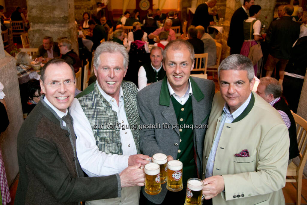 Andreas Hunger, Geschäftsführung Gastronomie Brau Union Österreich; Moderator Philipp Meikl; Günther Hinterholzer, Regionaler Verkaufsdirektor Kaltenhausen bei der Brau Union Österreich; Gerhard Leitner, Verkaufsdirektor Gastronomie Region West bei der Brau Union Österreich: Brau Union Österreich AG: Kaltenhauser Gstanzlsingen: Fest des Humors in ausverkaufter Halle, © Aussender (27.04.2015) 