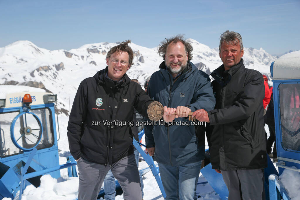 Generaldirektor Johannes Hörl (Großglockner Hochalpenstraßen AG) erhält den Schlüssel für die Straße vom Leiter der Schneeräumung Peter Embacher (rechts). In der Bildmitte Norbert Winding (Geschäftsführer Haus der Natur und verantwortlich für die Forschungsstation Oberes Nassfeld Glocknerstraße). Großglockner Hochalpenstraßen AG: Großglockner Hochalpenstraße: Saisoneröffnung am 1. Mai 2015, © Aussendung (29.04.2015) 