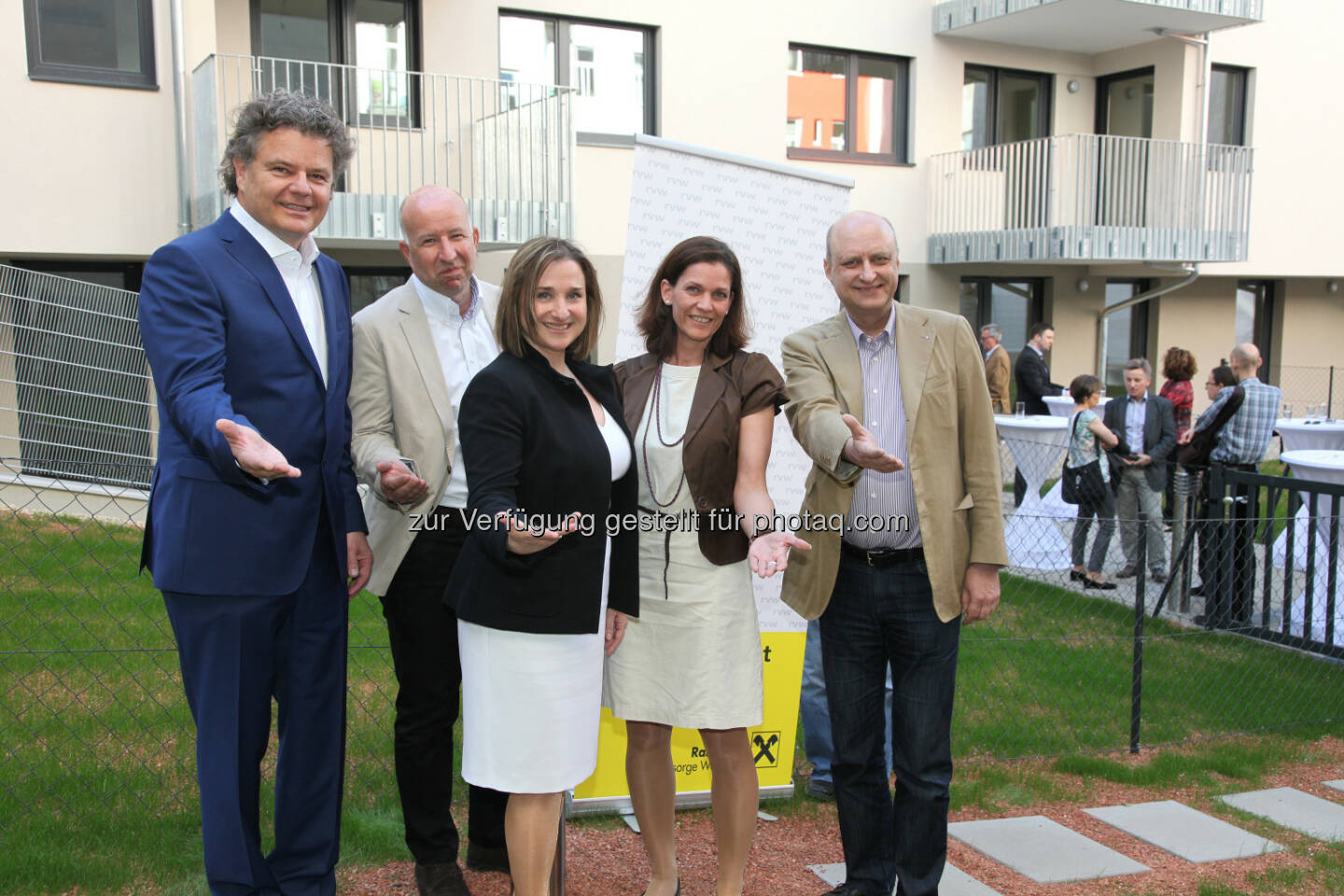 Livius Tramontana (Geschäftsführer Reinlgasse 46 Projektentwicklungs GmbH), Peter Scharinger (Örag), Marion Weinberger-Fritz, Elisabeth Binder (Geschäftsführerinnen Raiffeisen Vorsorgewohnungserrichtungs GmbH), Robert Pschirer (Bezirksvorsteher-Stellvertreter): Raiffeisen Vorsorgewohnungserrichtungs GmbH: Ein neues schönes Haus für Wien ist fertig