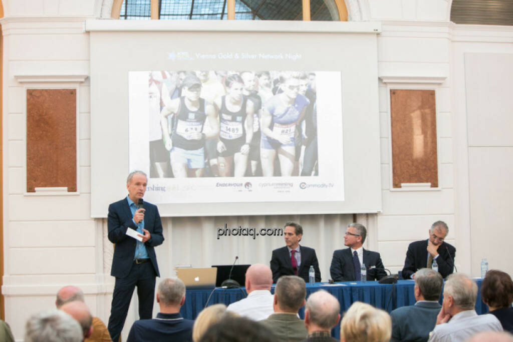 Auf der Vienna Gold & Silver Network Night http://boerse-social.com/virtuellemesse wurde von den Präsentatoren ein Silberbarren an die Tristyle Runplugged Runners übergeben © Draper (02.05.2015) 