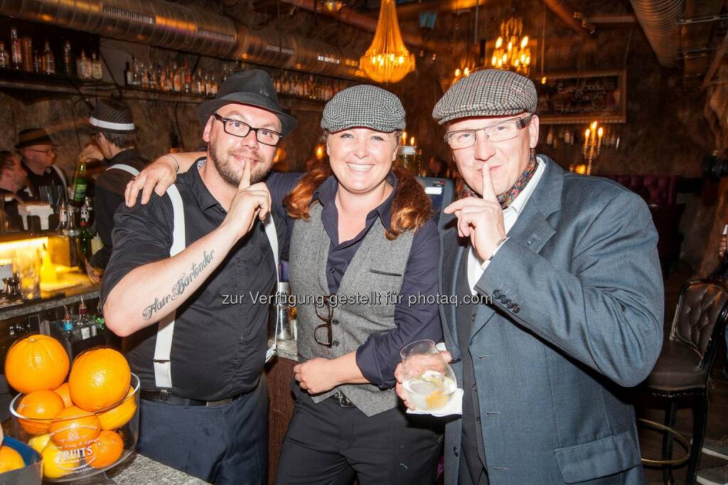 Stollen 1930-Barchef Tom Hausknecht mit den Pernod-Ricard-Repräsentanten Cathy Buchmüller und Mike Schmitt: pro.media kommunikation gmbh: Ein GINderassabum auf Weltrekord und Gin-Genuss, © Aussender (02.05.2015) 