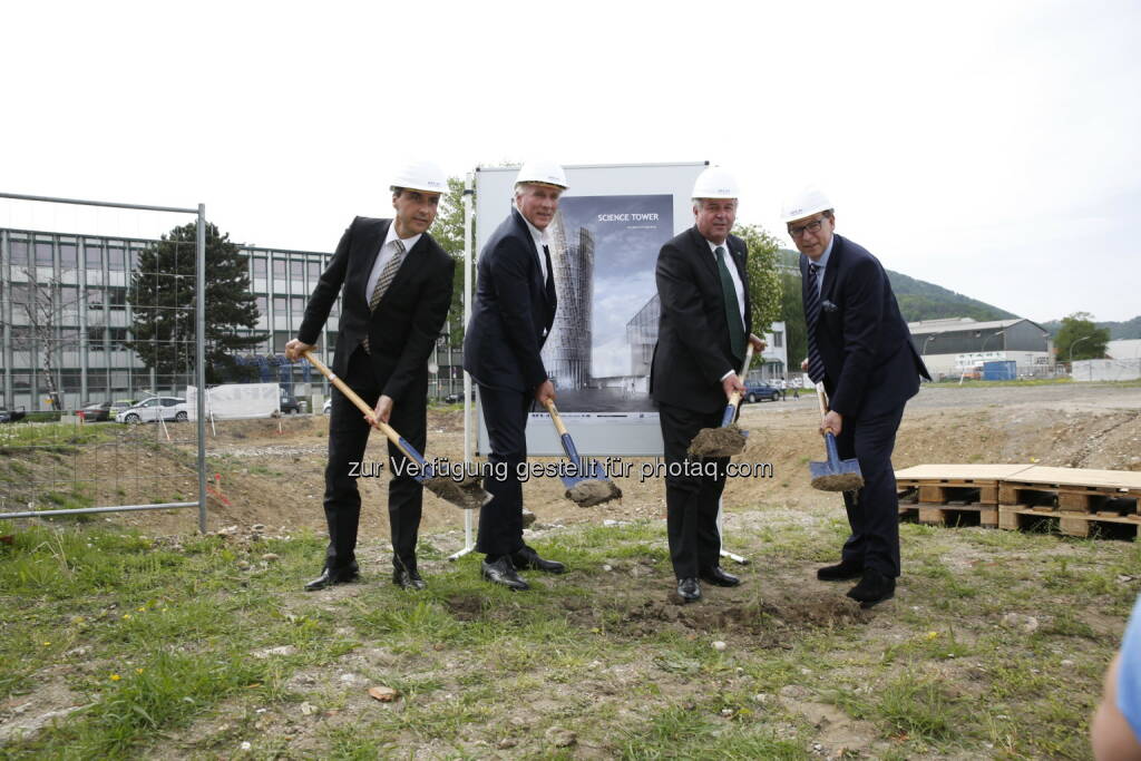 Bürgermeister Siegfried Nagl, Bauherr Hans Höllwart, Landhauptmann Stv. Hermann Schützenhöfer, Landesrat Christian Buchmann: Eco World Styria - Umwelttechnik Cluster GmbH: Baustart für innovativstes Gebäude Österreichs, © Aussendung (06.05.2015) 