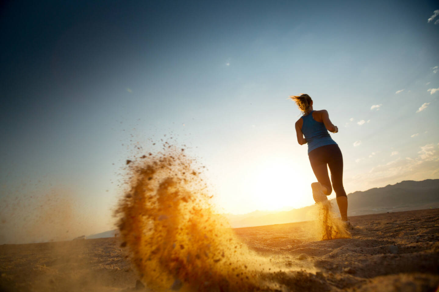 Wüste, laufen, Sand, Sonnenuntergang, heiss, http://www.shutterstock.com/de/pic-221911051/stock-photo-young-lady-running-in-a-desert-at-sunset.html
