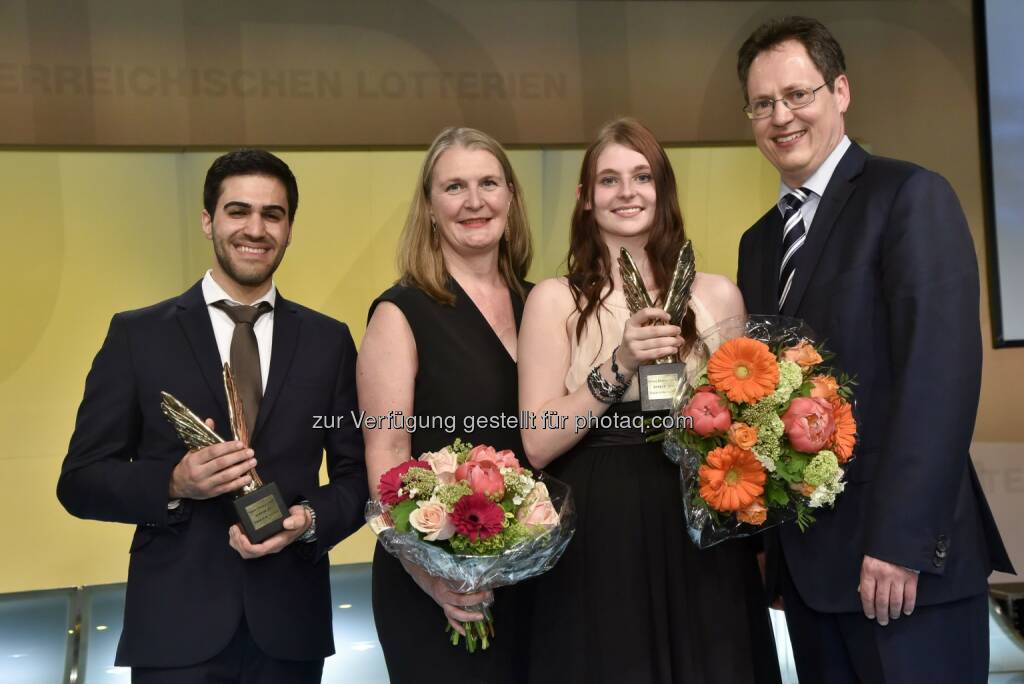 Asin Alev (Schüler des Jahres HAK), Susan le Jeune d´Allegeershecque (Britische Botschafterin in Wien), Carina Haberl (Schülerin des Jahres HAS) und Rainer Trefelik (Obmann der Sparte Handel der WKW): Fonds der Wiener Kaufmannschaft: Merkur Awards vergeben, © Aussendung (07.05.2015) 