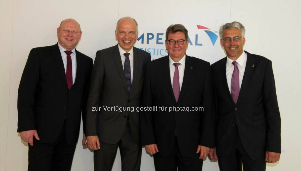 Oliver Kraft, Leiter Großkundenmanagement Mercedes-Benz Lkw, Ulrich Bastert, Leiter Vertrieb und Marketing Mercedes-Benz Lkw, Rüdiger Buß, stellvertretender Vorsitzender Geschäftsführung Imperial Logistic International und Uwe Willhaus, CEO Lehnkering, bei der Vertragsunterzeichnung für 300 Mercedes-Benz Actros auf der Messe „transport logistic“ 2015, © Aussendung (07.05.2015) 