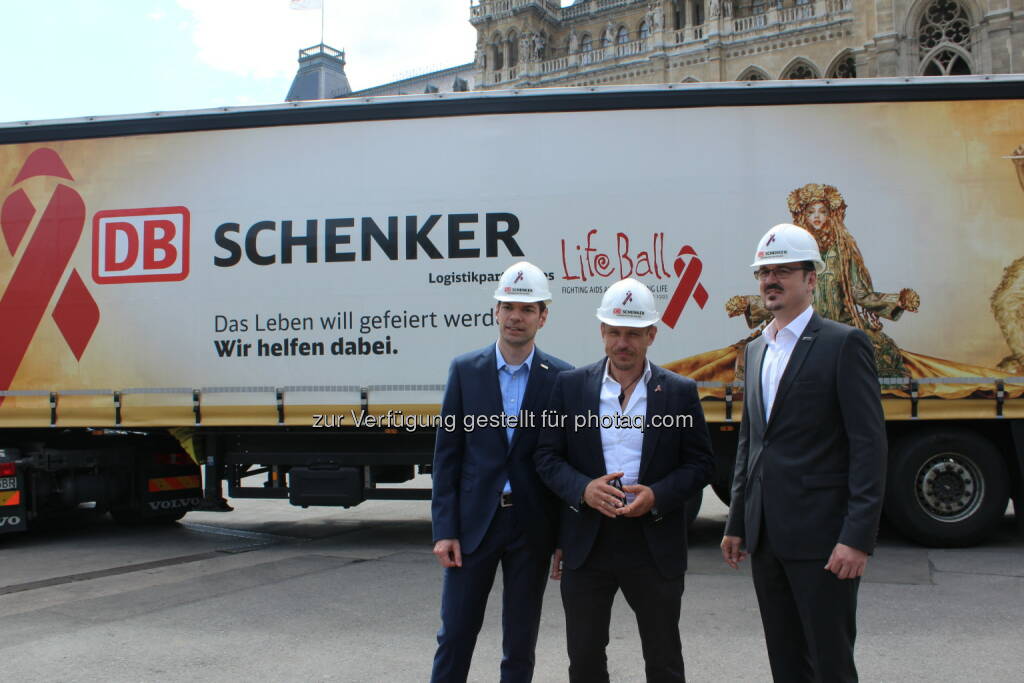 Alexander Winter, Mitglied des Vorstandes von DB Schenker in Österreich und Südosteuropa; Gery Keszler, Organisator des Life Ball 2015; Rainer Gschwandner, Head of Fairs & Exhibitions: DB Schenker in Österreich: Life Ball 2015 setzt auf Logistik Know-how von DB Schenker, © Aussendung (07.05.2015) 