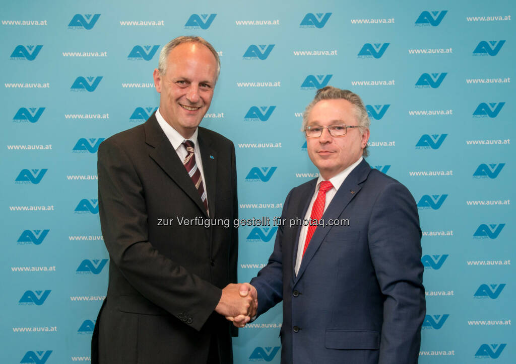 Helmut Köberl, neuer Generaldirektor der Auva Allgemeine Unfallversicherungsanstaltl, Thomas Gebell gratuliert , © Aussender (07.05.2015) 