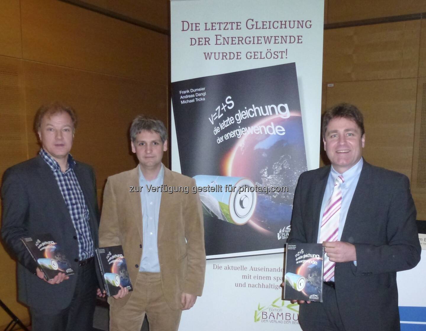 Dumeier, Dangl, Trcka stellten im Rahmen der Windenergiemesse EWEA in Wien das neue Buch V=Z+S - die letzte gleichung der energiewende vor, erschienen in der Edition Bambus (c) Aussendung