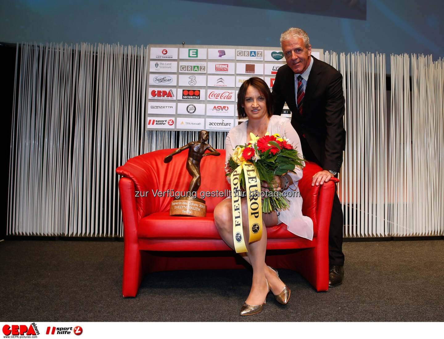 Image shows head coach of the year Evelyn Fauth (Tennis) and president Gerhard Widmann (Askoe).
Photo: Gepa pictures/ Markus Oberlaender