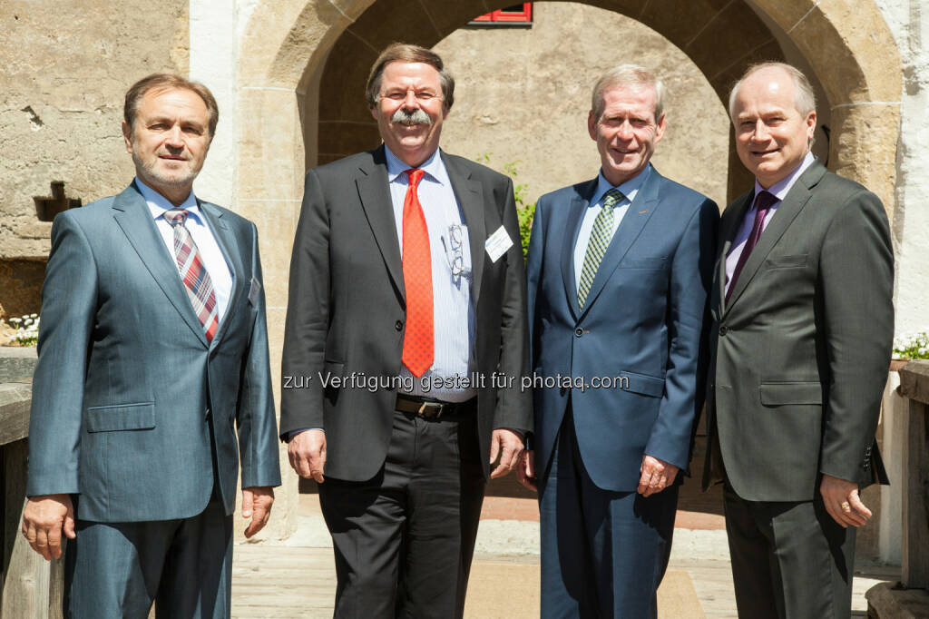 Karl Zettl, Knauf Key Account-Manager, Erich Benischek, Eigentümer der Blauen Lagune, Franz Hartmann, Vertriebsdirektor von Saint-Gobain Isover Austria und Johann Seitinger, steirischer Landesrat für Wohnbau und RevitalisierungKnauf GesmbH: 35. Fertighaus-Symposion, © Aussender (08.05.2015) 